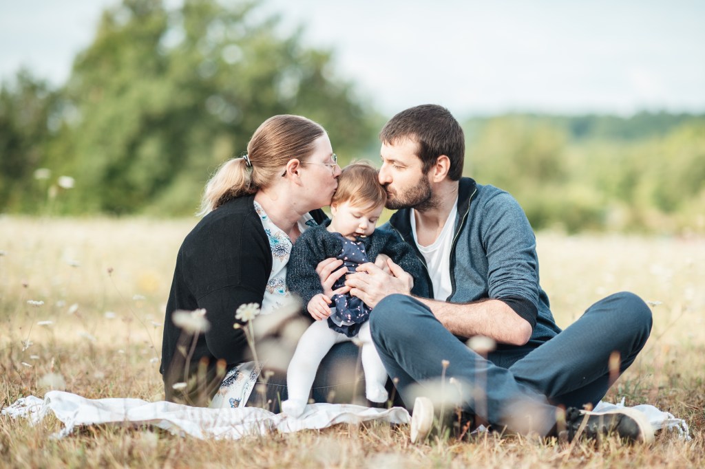 séance photo famille en lumière naturelle à Villeréal dans le Lot-et-Garonne