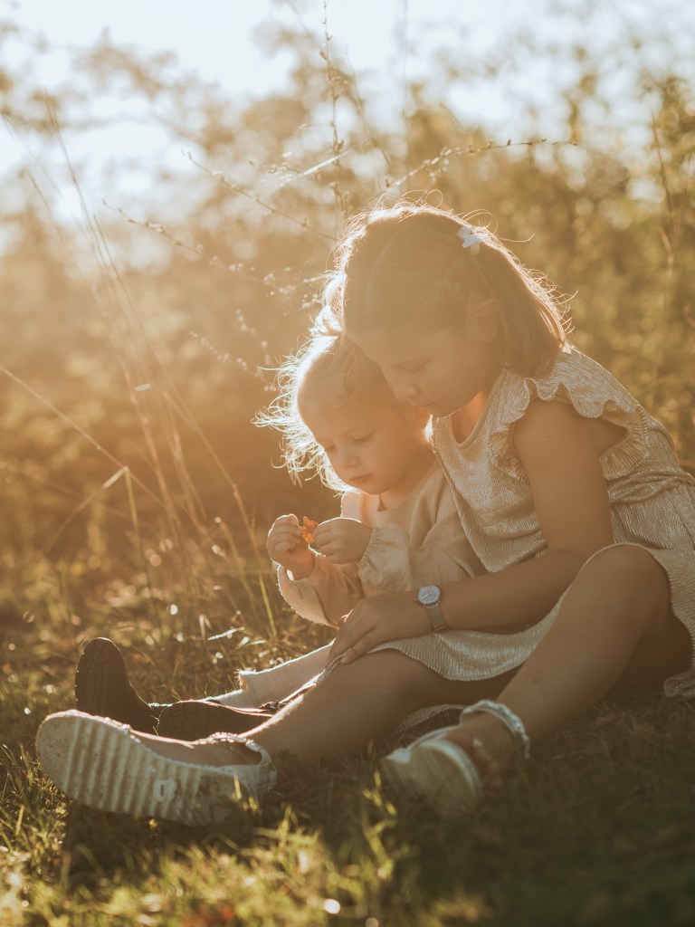 séance photo famille en lumière naturelle à Villeréal dans le Lot-et-Garonne